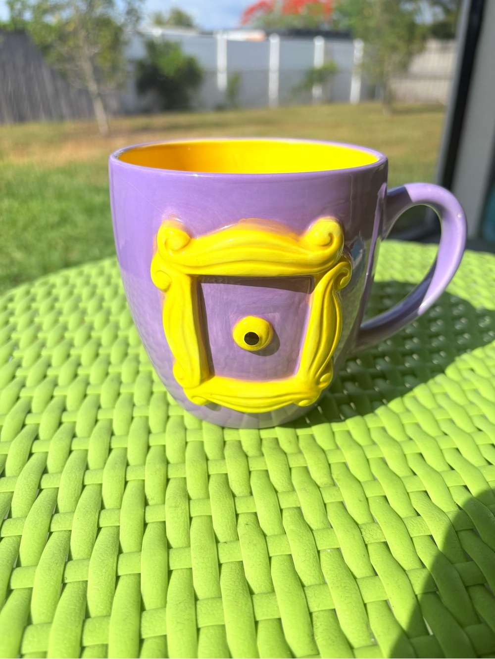 FRIENDS TV Series Large 22 oz. Ceramic Mug Peephole Frame Purple w Yellow New